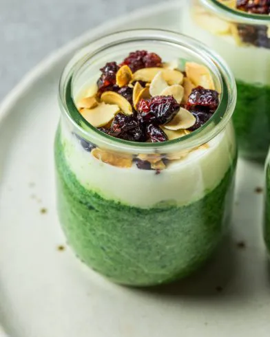 Zielony deser w słoiku z kremowymi warstwami i mrożonym szpinakiem FRoSTA dla świeżego, wyrazistego smaku.