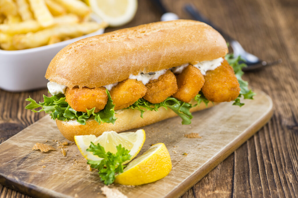 Hot dogi z paluszkami rybnymi, colesławem i sosem chrzanowym