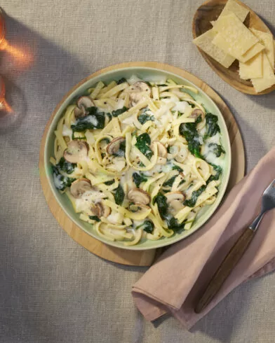 Makaron tagliatelle w sosie szpinakowym - Z pieczarkami i szpinakiem