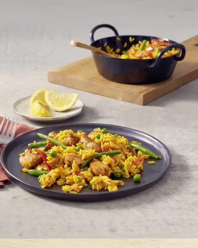 Mieszanka warzyw, ryżu i soczystego fileta z piersi kurczaka, doprawiona w hiszpańskim stylu.