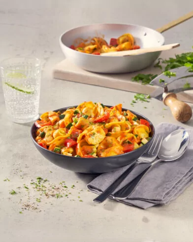 Tortellini w sosie pomidorowym z warzywami