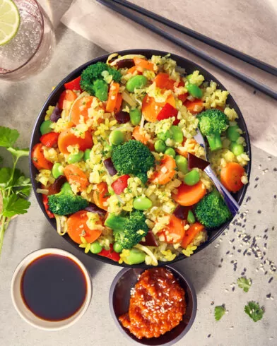 Vege bowl azjatycki z ryżem kalafiorowym