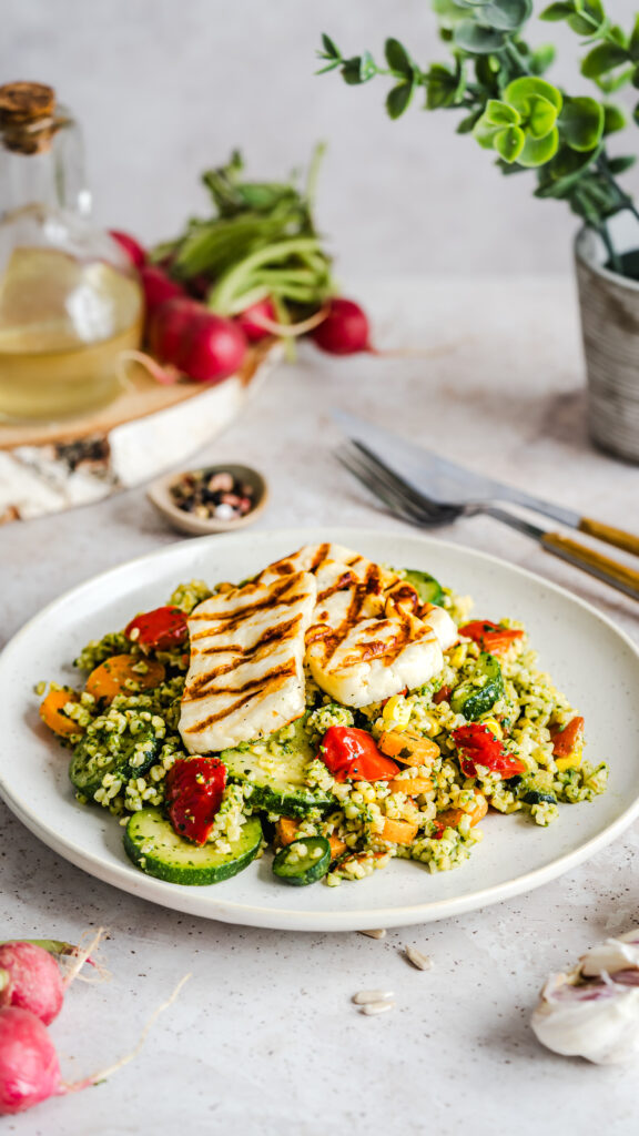 Kasza bulgur z warzywami i halloumi
