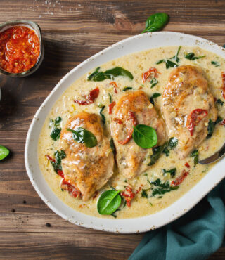 Przepis na pierś z kurczaka ze szpinakiem i suszonymi pomidorami