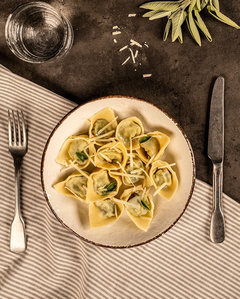 Tortellini z ricottą i szpinakiem z masłem i szałwią