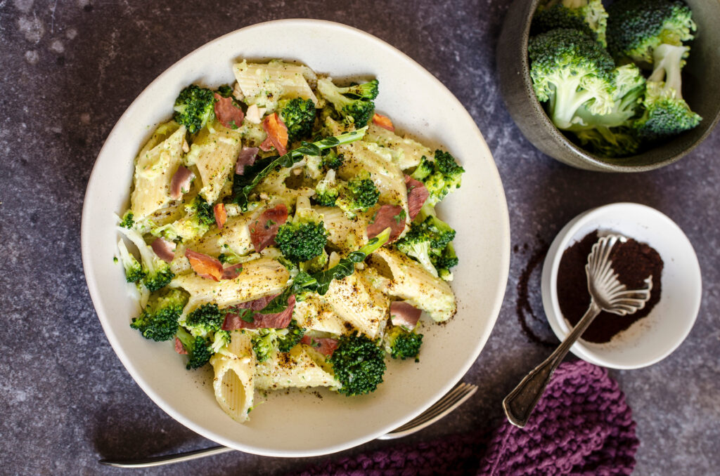 Makaron penne z brokułami i szynką parmeńską