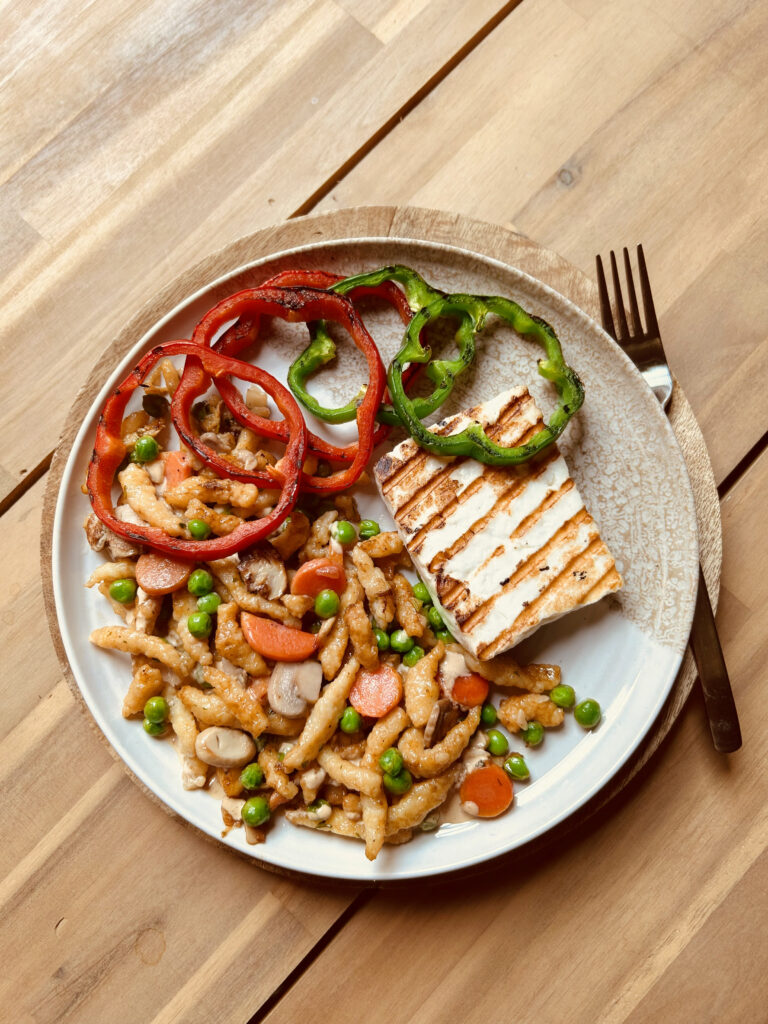 Kluski z grillowanym halloumi i warzywami z patelni
