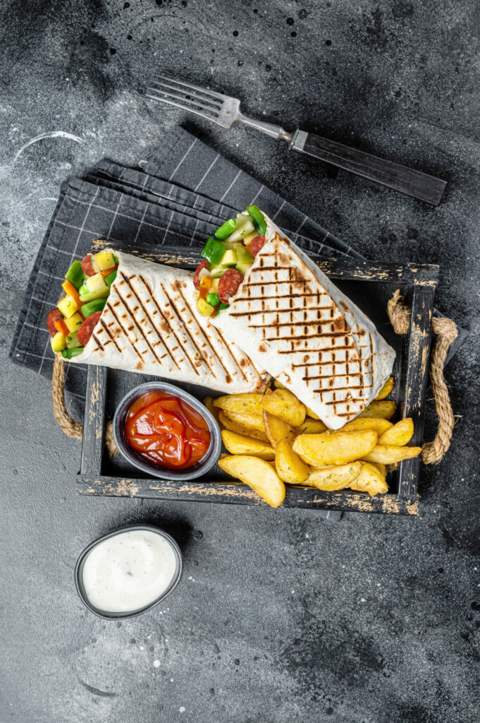 Wiosenny wrap z warzywami i chorizo