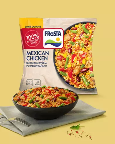 Opakowanie FRoSTA Mexican Chicken za miskę z ryżem, kurczakiem i warzywami. Całość na żółtym tle z widelcem i pieprzem.