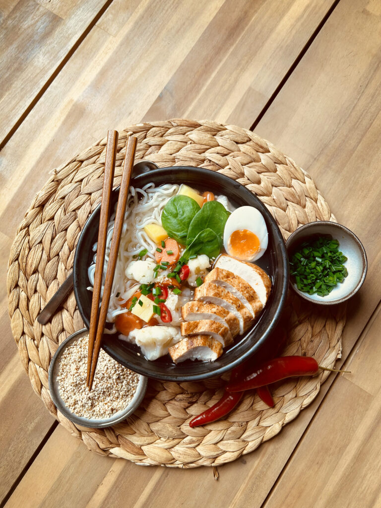 Kalafiorowa zupa ramen z kurczakiem