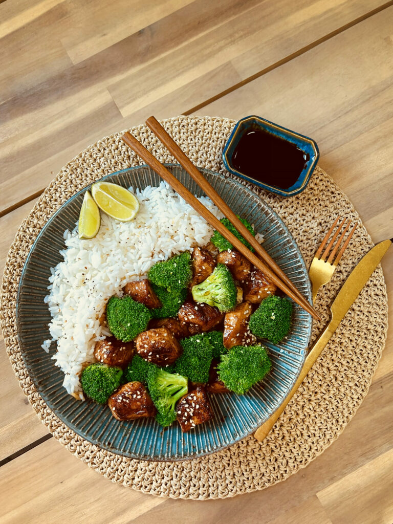Brokułowy stir-fry z indykiem i sezamem