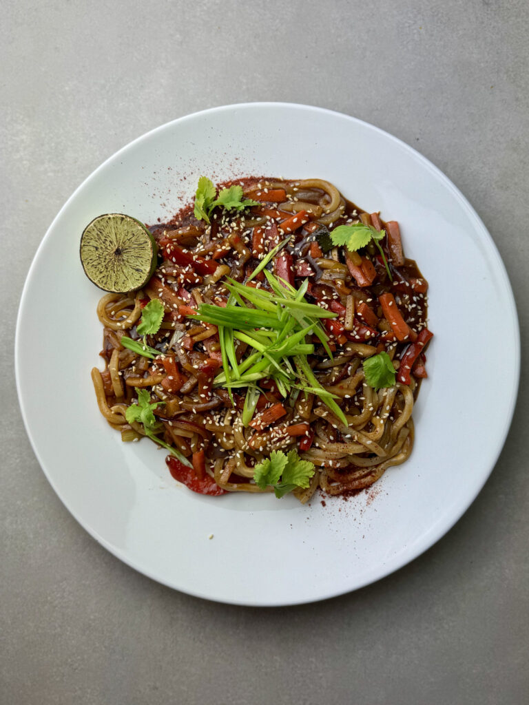 Stir-fry z warzywami FRoSTY i makaronem udon w sosie 5 smaków