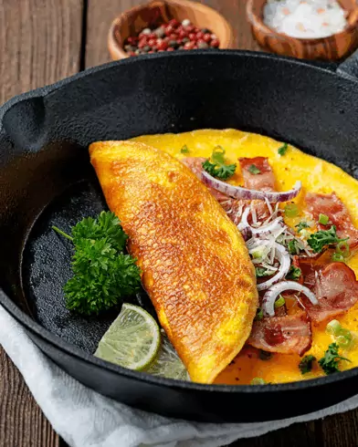 Puszysty omlet na patelni