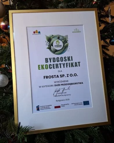 Na tle choinki wisi certyfikat eko dla Frosta Sp. z o.o., obok produktów FRoSTA, na blogu FRoSTA, podpisany przez Prezydenta Bydgoszczy.