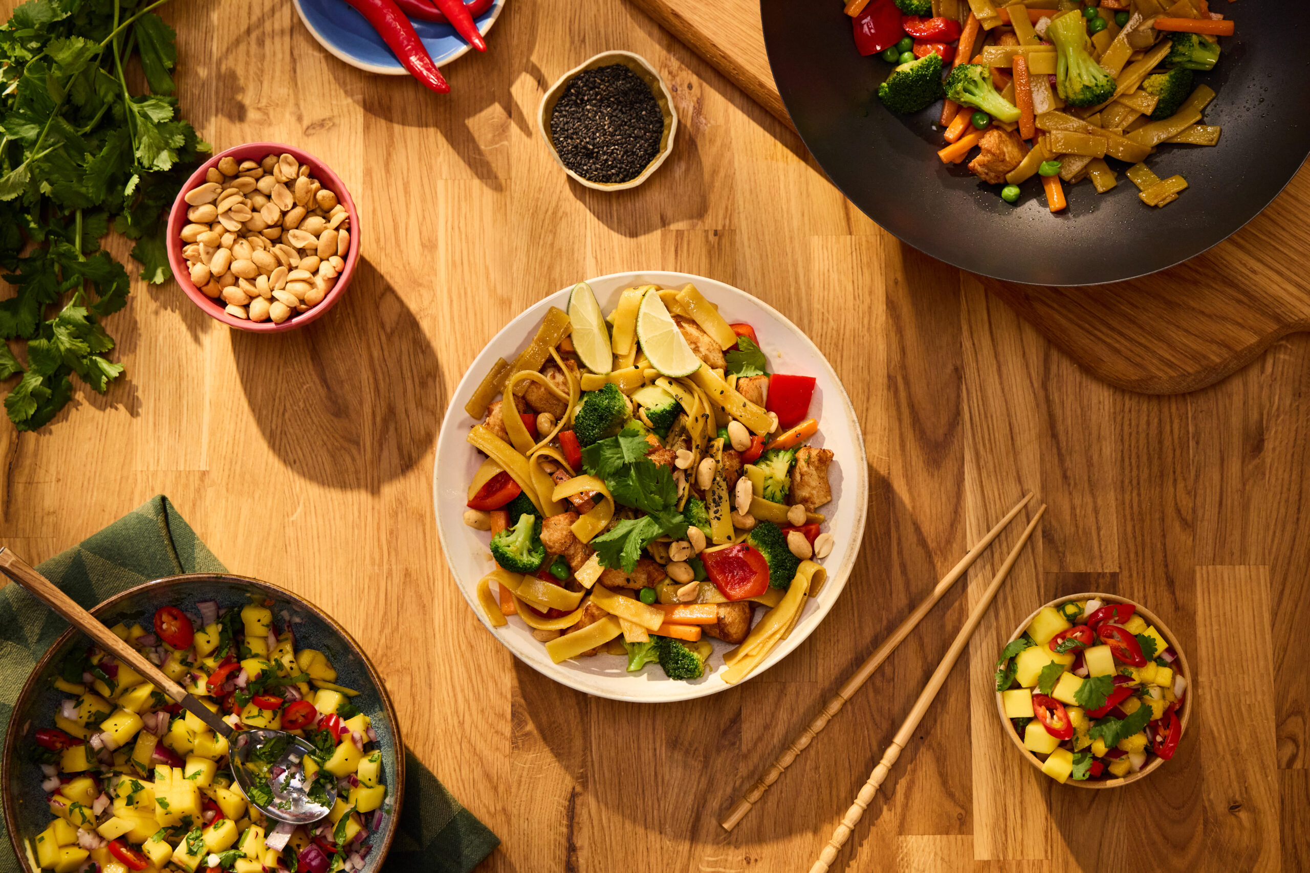 Asian wok z dodatkiem salsy chili-mango - FRoSTA.pl