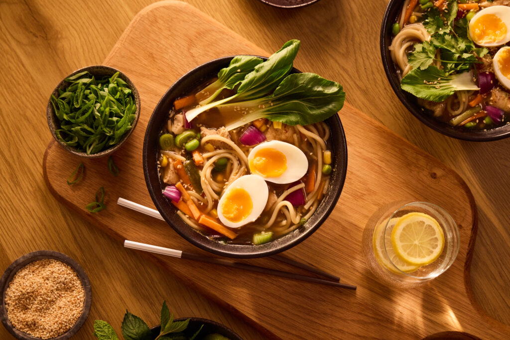 Ramen z jajkiem, kapustą pak choy i sezamem