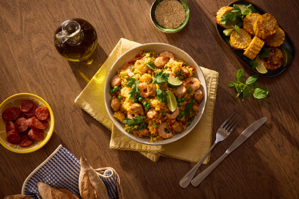 Paella z krewetkami i grillowaną kukurydzą