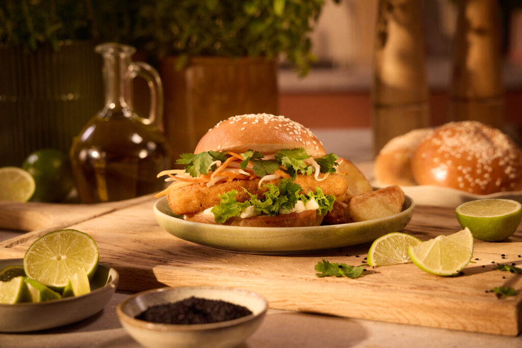 Burger z rybą w stylu tajskim