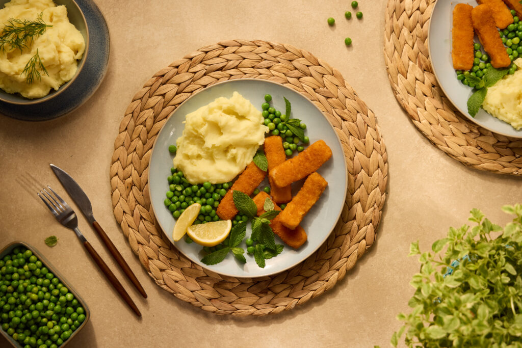 Paluszki rybne z puree i groszkiem