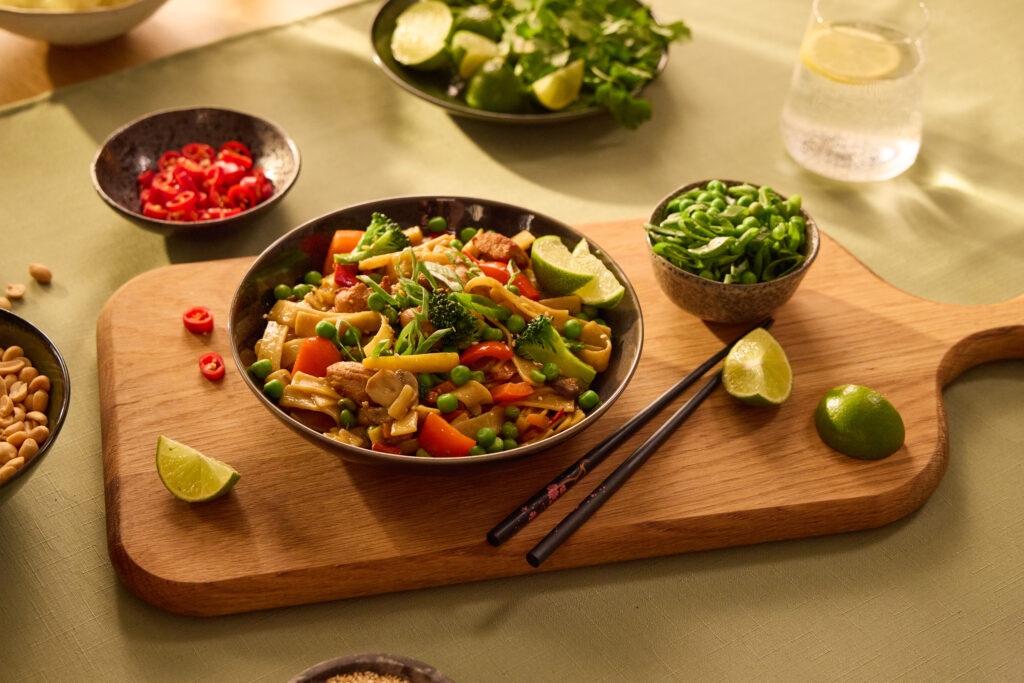 Asian wok z chili, dymką, limonką i orzeszkami
